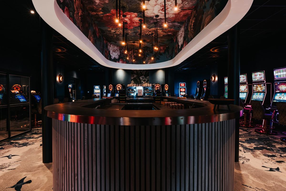Le bar et son plafond peint, Casino Elite Quiévrain