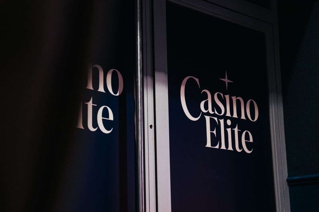 Image de l'entrée du casino élite avec le logo dessus