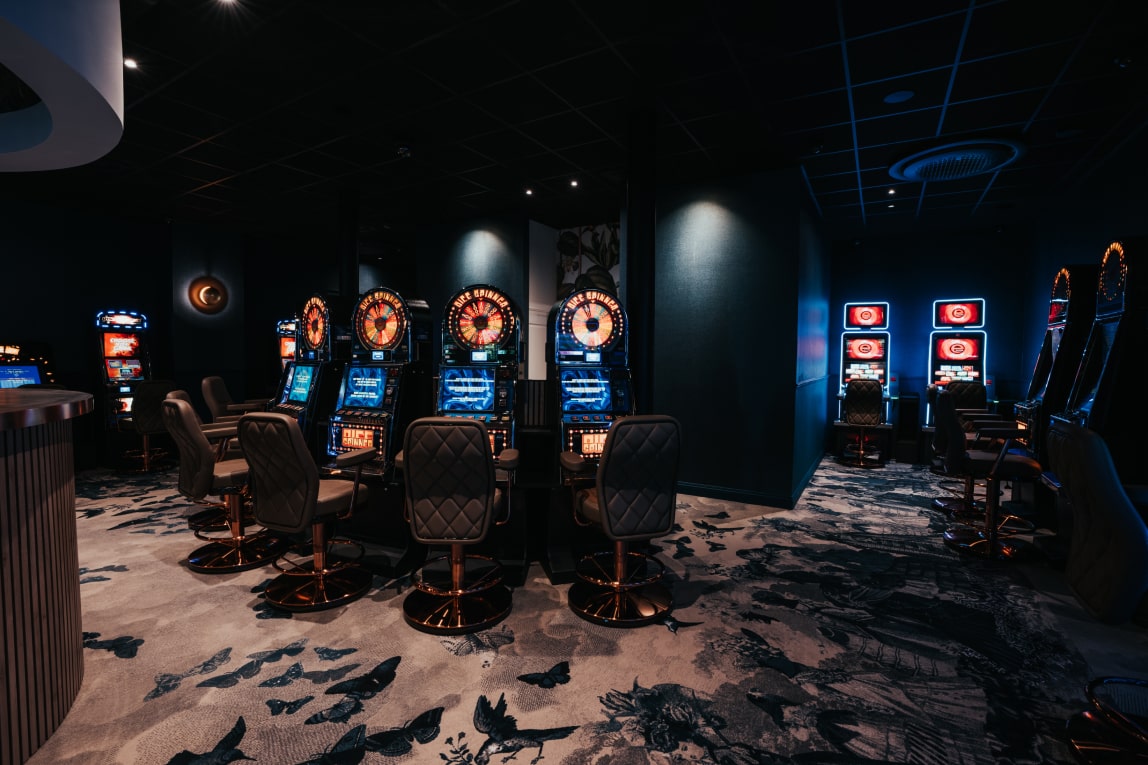 Machines à jouer à l'intérieur du casino
