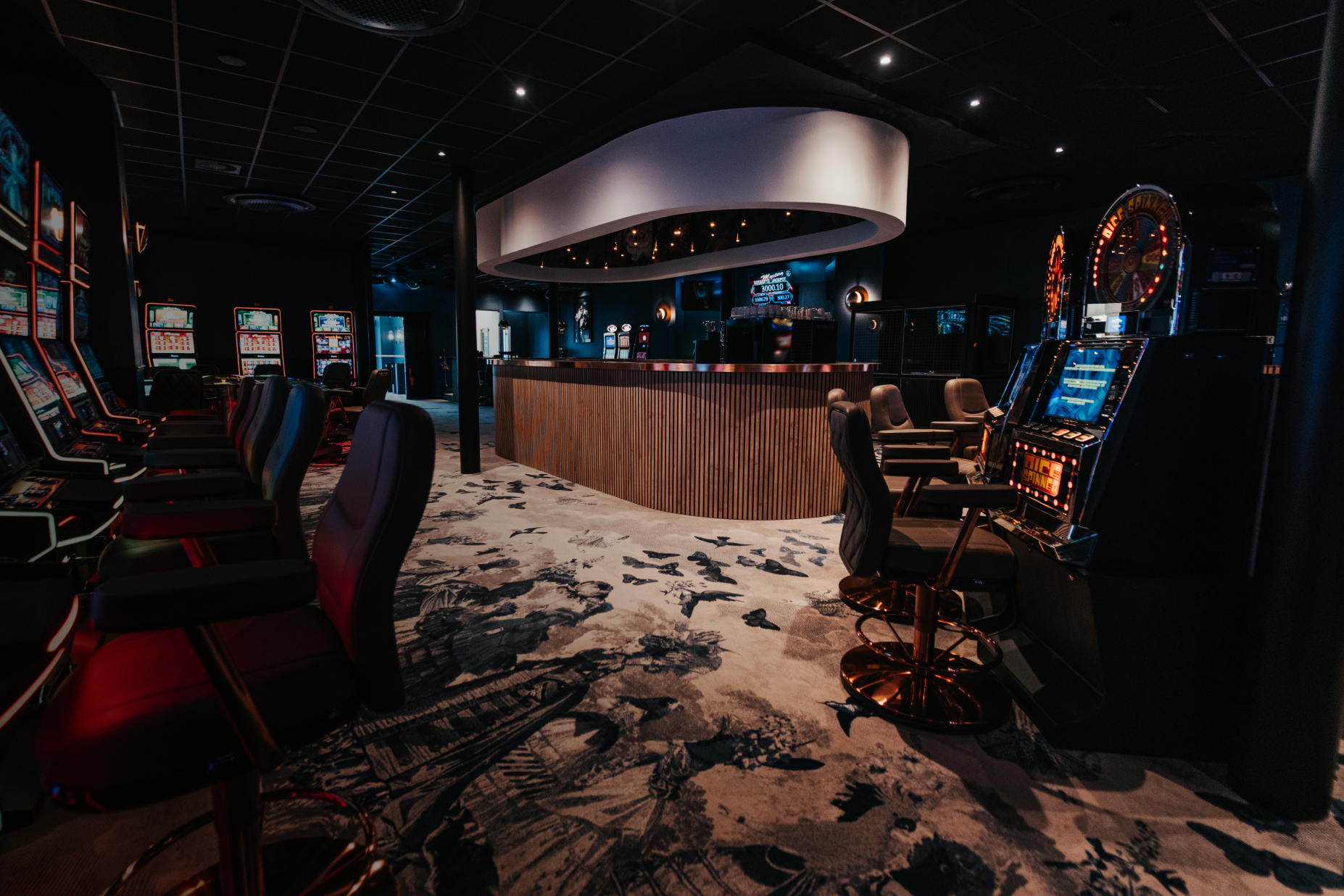 Plan de vue large du casino montrant le bar et les jeux