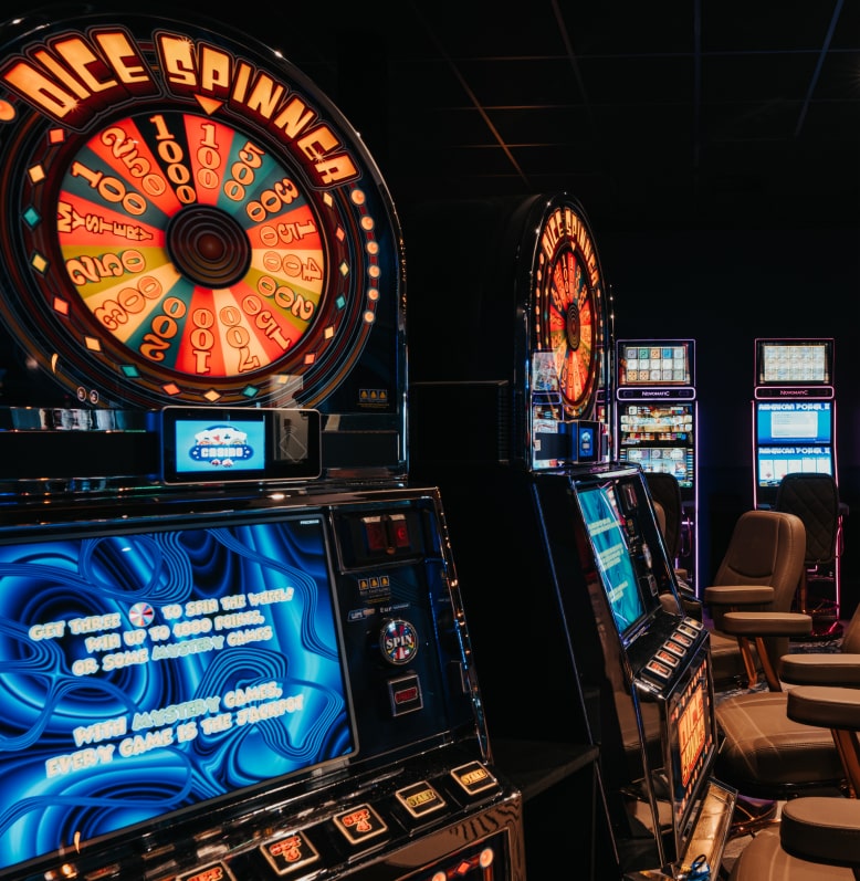 Vue détaillée d'une machine Dice Spinner au Casino Elite Quiévrain, promesse de frissons du jeu.
